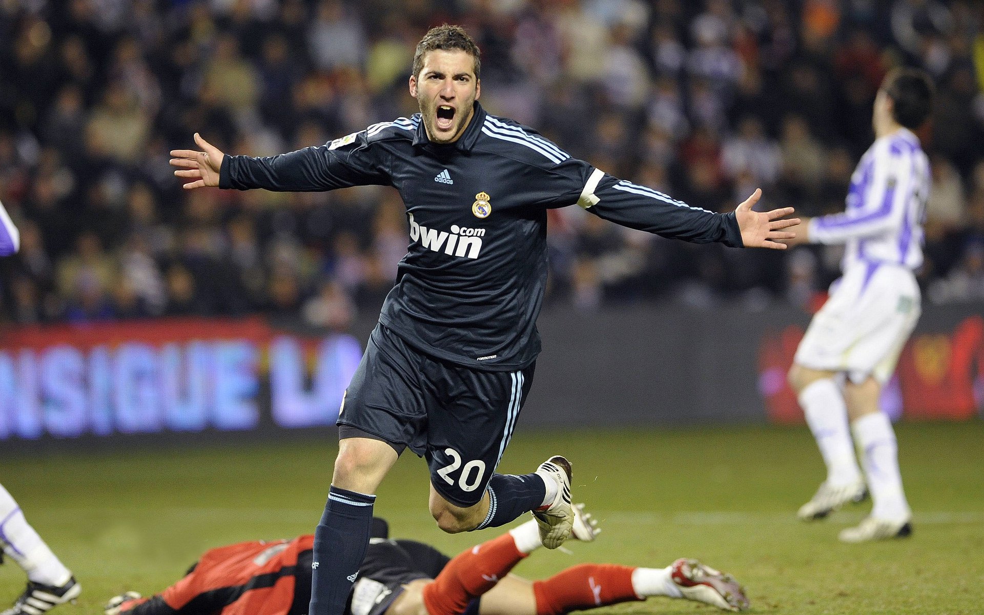 “法甲豪强不断发力，争夺激烈度极高”，法甲为何没有豪门俱乐部