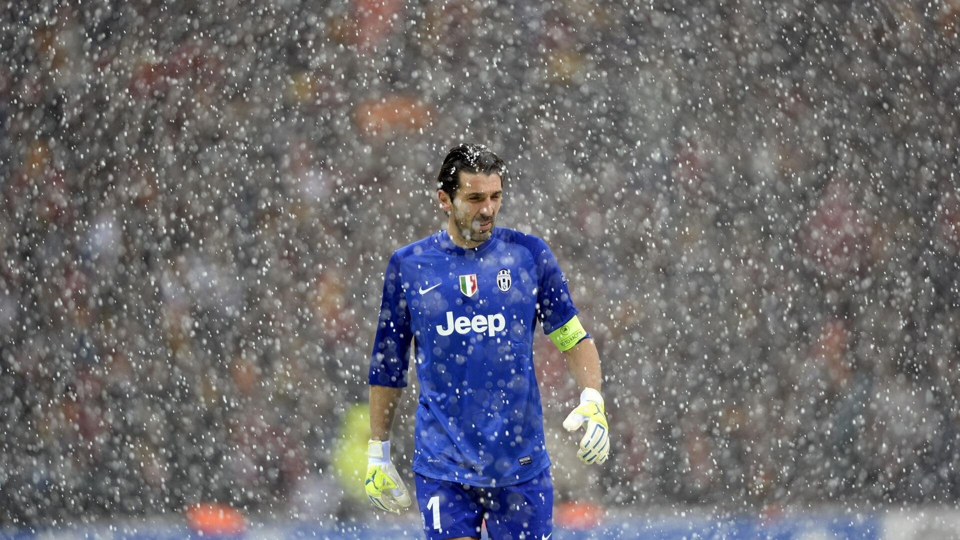 哥伦比亚队前锋洛佩斯在巴黎奥运会上表现出色，哥伦比亚球队队员